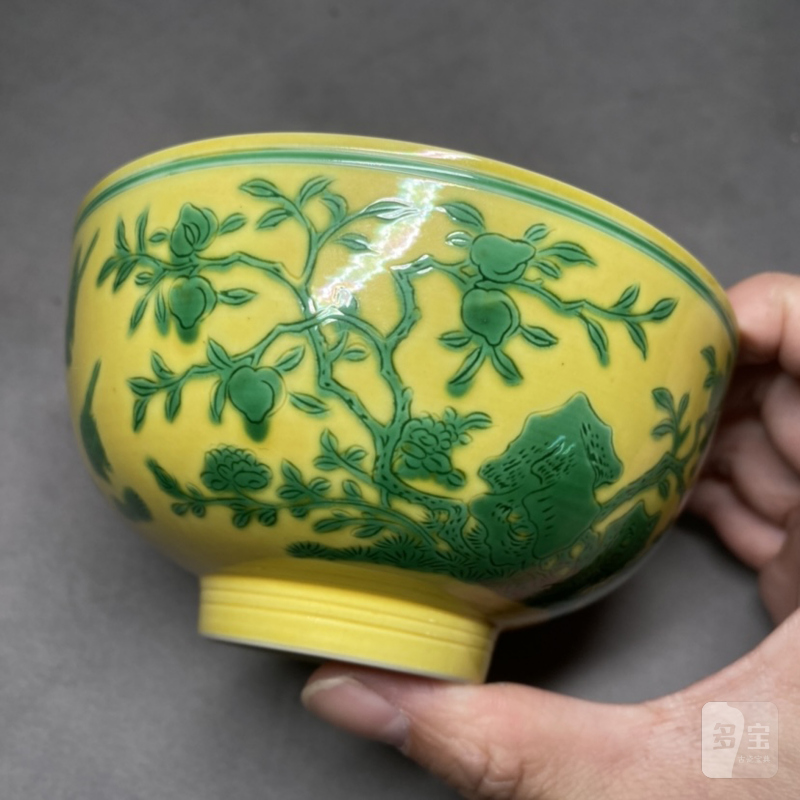 清雍正 黄地绿彩洞石花鸟纹碗 - 图11
